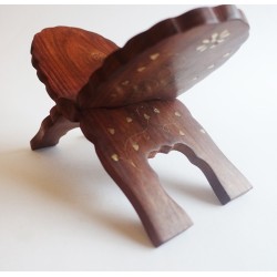 Buchständer mit Messing verziert